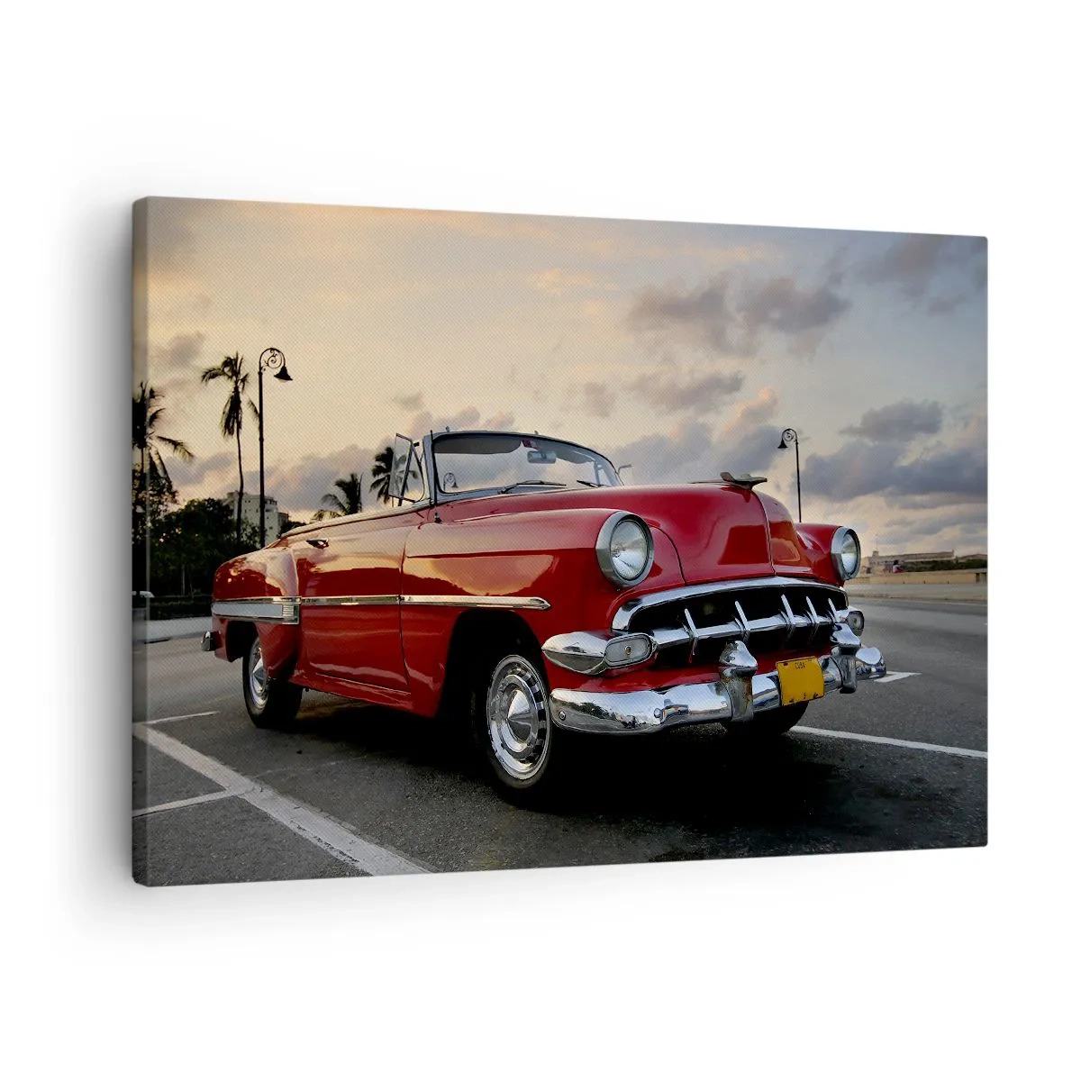 Cuadro sobre lienzo - Impresión de Imagen - Un clásico convertible rojo aparcado junto a las palmeras al anochecer. - 70x50cm - El rojo calor de los trópicos - Decoración de pared moderna para salón y dormitorio ARTTOR