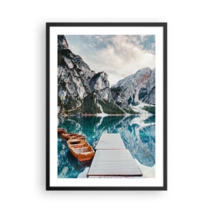 Póster en marco negro - Un lago de montaña con barcos de madera y un muelle. - 50x70cm - Te mostraremos la fuente de la belleza - Decoración de pared moderna para salón y dormitorio ARTTOR