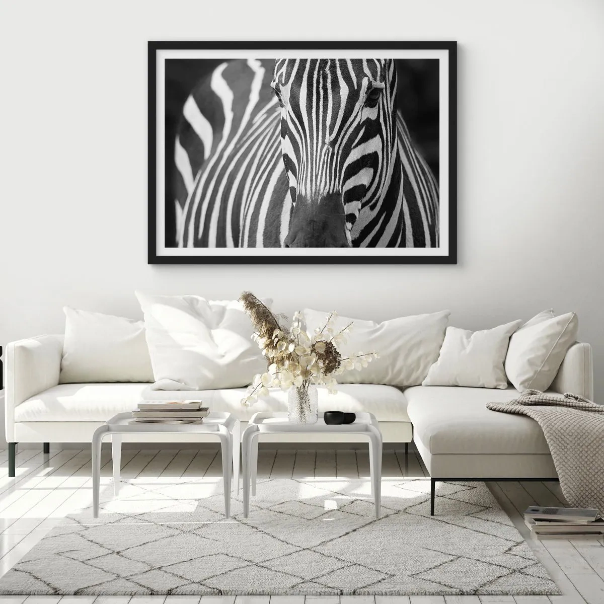 Póster en marco negro - Un primer plano en blanco y negro de una cebra con sus distintivas rayas. - 70x50cm - El mundo es blanco y negro - Decoración de pared moderna para salón y dormitorio ARTTOR