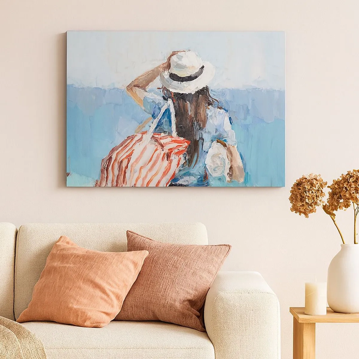 Cuadro sobre lienzo - Impresión de Imagen - Una mujer con sombrero frente al mar azul. - 70x50cm - Bienvenida a tus vacaciones - Decoración de pared moderna para salón y dormitorio ARTTOR