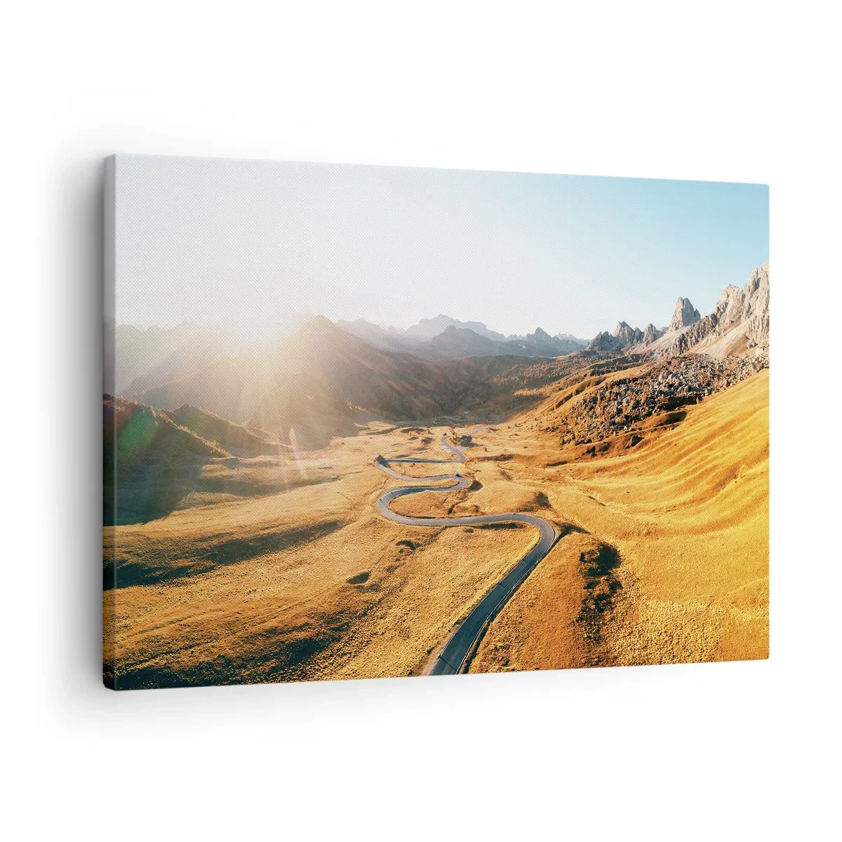 Cuadro sobre lienzo - Impresión de Imagen - Un camino sinuoso en las montañas iluminado por el sol poniente. - 70x50cm - En un valle dorado - Decoración de pared moderna para salón y dormitorio ARTTOR