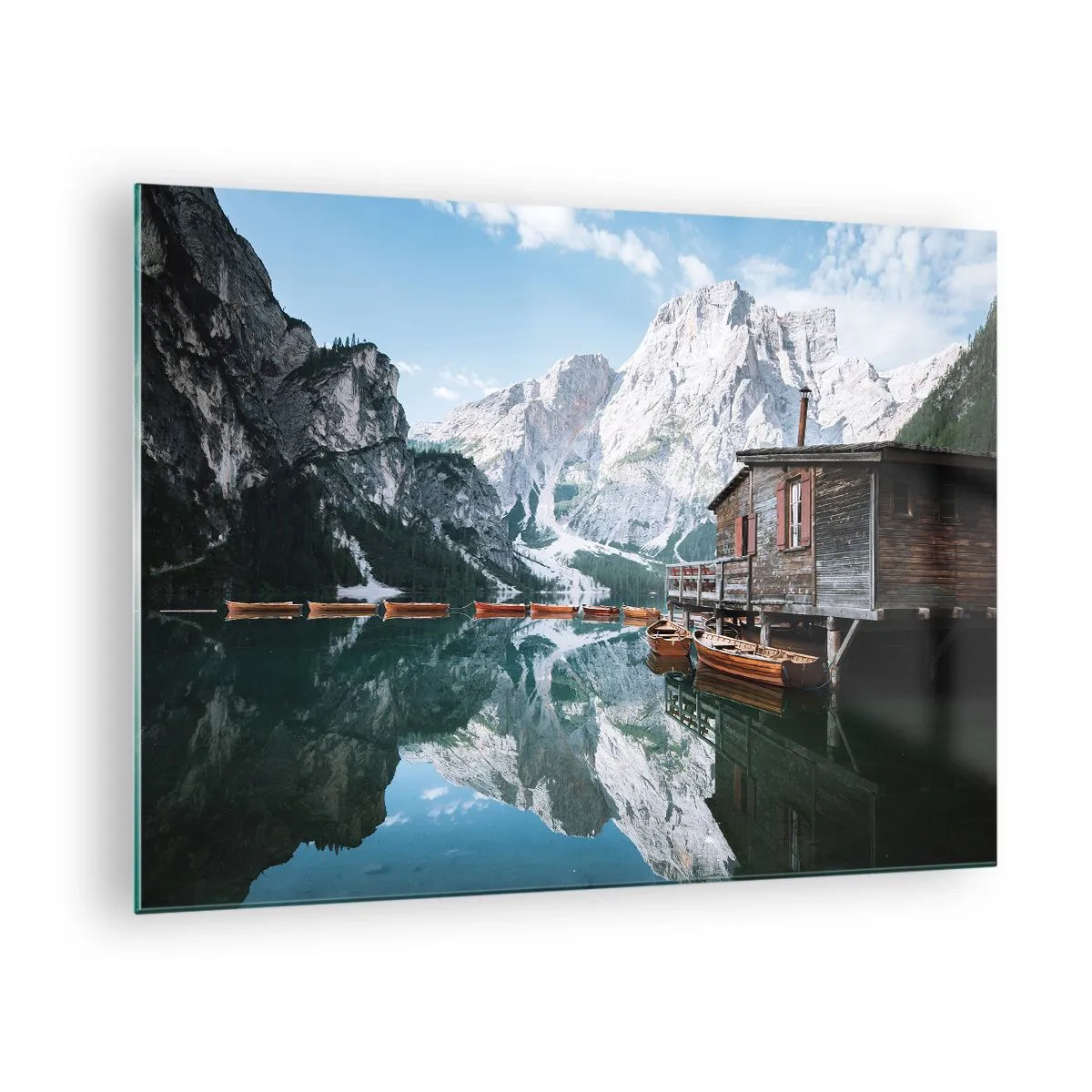 Cuadro sobre vidrio - Impresiones sobre Vidrio - Casa de madera y barcos en un tranquilo lago en las montañas. - 70x50cm - Una mañana cristalina de montaña - Decoración de pared moderna para salón y dormitorio ARTTOR