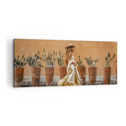 Cuadro sobre lienzo - Impresión de Imagen - Una mujer en estilo boho con macetas de cactus al fondo. - 120x50cm - Estilo hippie - Decoración de pared moderna para salón y dormitorio ARTTOR