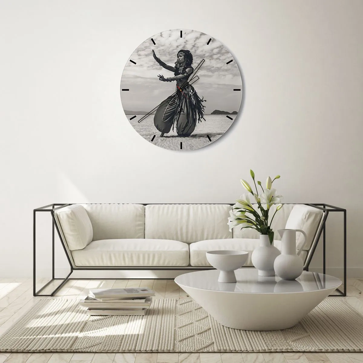 Reloj de pared - Reloj de vidrio - Fotografía en blanco y negro de una mujer bailando en la playa. - 30x30cm - Danza de las Islas del Sur - Decoración de pared moderna para salón, cocina y dormitorio ARTTOR