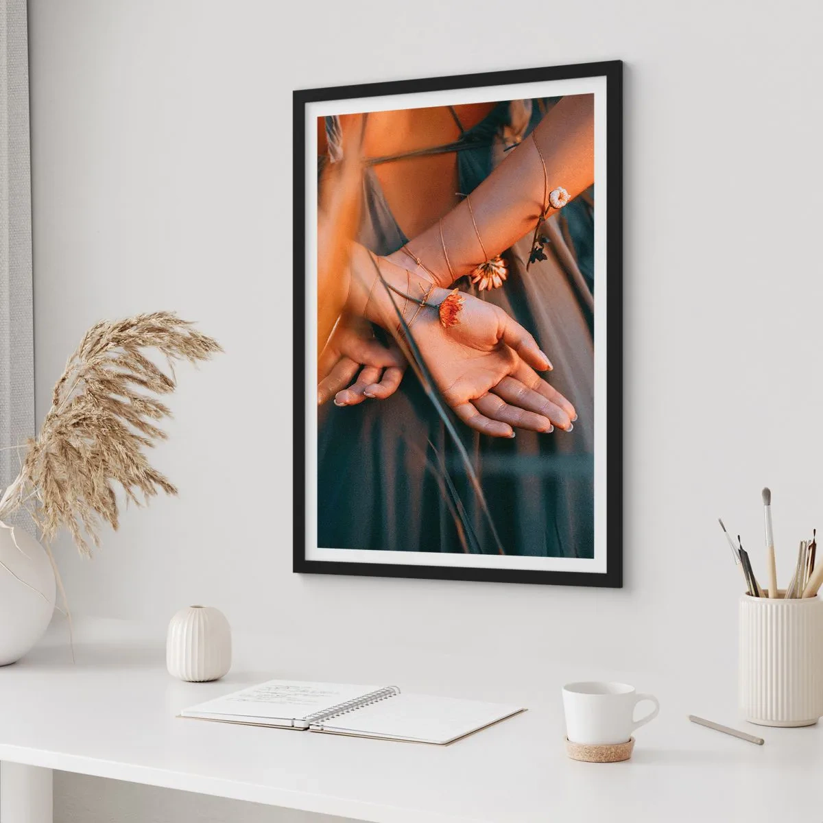 Póster en marco negro - Manos entrelazadas con delicadas flores en luz dorada. - 50x70cm - Conectada con la naturaleza - Decoración de pared moderna para salón y dormitorio ARTTOR