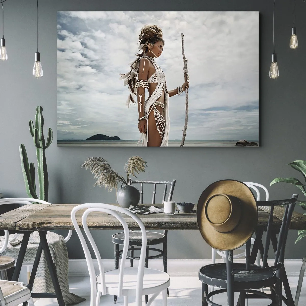 Cuadro sobre lienzo - Impresión de Imagen - Mujer estilizada en la playa con adornos étnicos y un palo. - 70x50cm - Reina de los trópicos - Decoración de pared moderna para salón y dormitorio ARTTOR