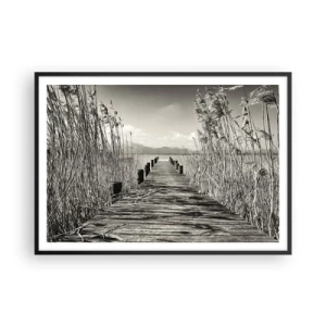Póster en marco negro - Un embarcadero de madera entre hierbas altas sobre un lago de tonos sepia. - 100x70cm - En la quietud de los juncos - Decoración de pared moderna para salón y dormitorio ARTTOR