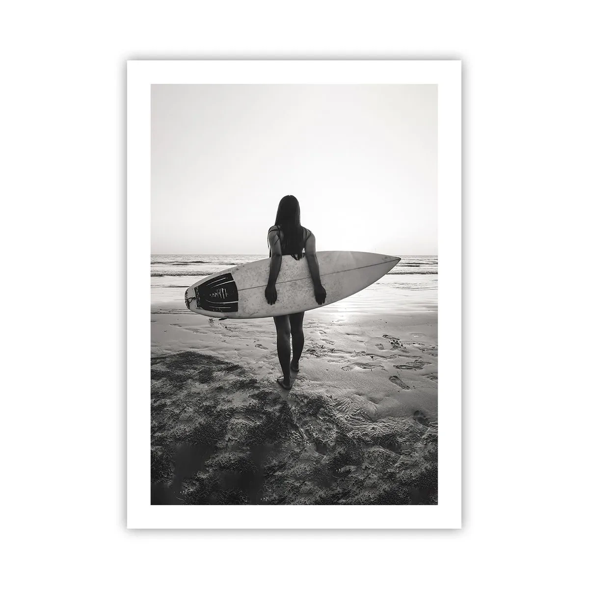 Póster - Mujer con una tabla de surf en la playa al atardecer - 50x70cm - Hija de las olas marinas - Decoración de pared moderna para salón y dormitorio ARTTOR