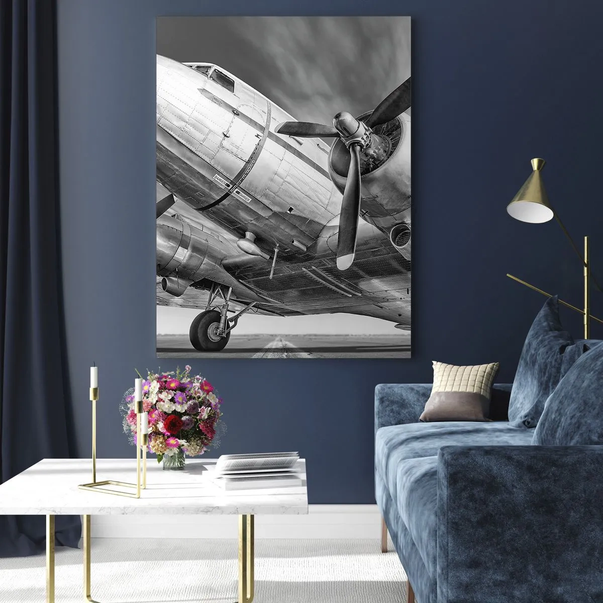 Cuadro sobre vidrio - Impresiones sobre Vidrio - Una imagen en blanco y negro de un avión clásico con detalles estructurales visibles. - 70x100cm - Siempre listo para volar - Decoración de pared moderna para salón y dormitorio ARTTOR
