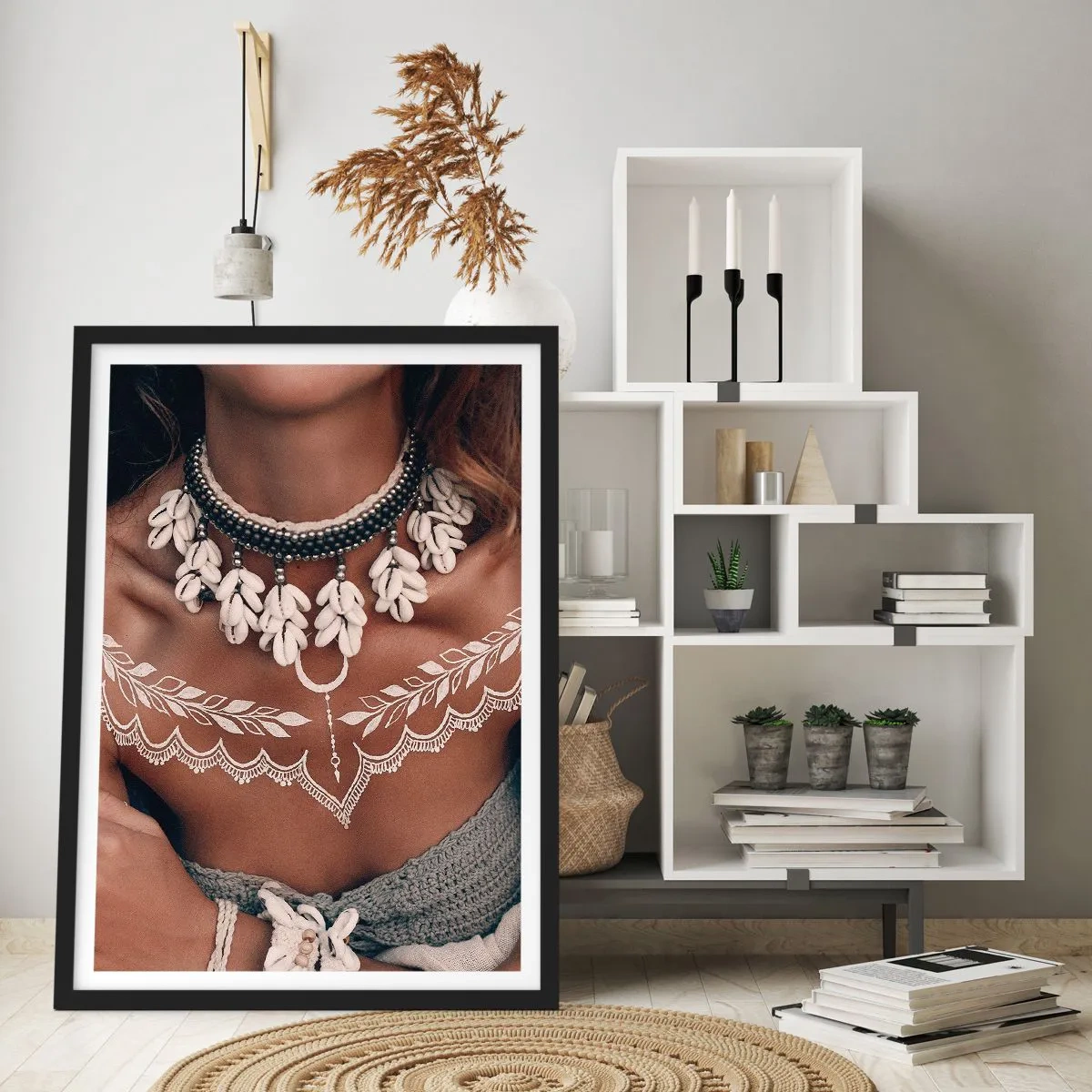 Póster en marco negro - Retrato de una mujer con un collar de conchas y un tatuaje blanco. - 50x70cm - Talismanes, rituales de feminidad - Decoración de pared moderna para salón y dormitorio ARTTOR