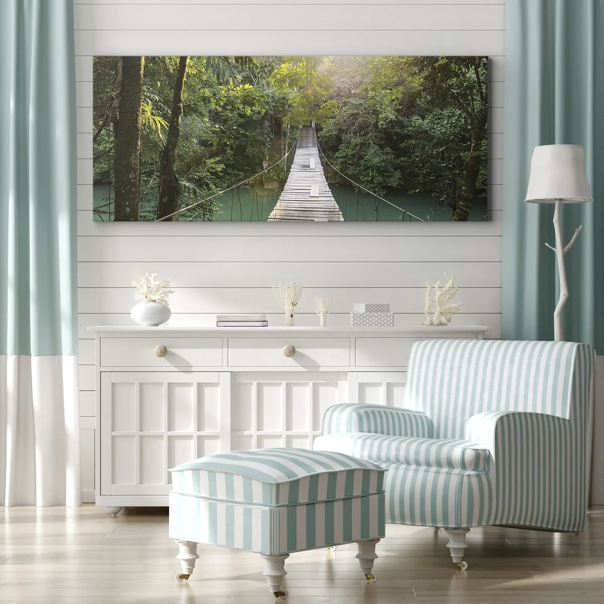Cuadro sobre lienzo - Impresión de Imagen - Un puente colgante en un bosque tropical iluminado por la luz del sol. - 120x50cm - Sobre el agua azul hacia el bosque - Decoración de pared moderna para salón y dormitorio ARTTOR