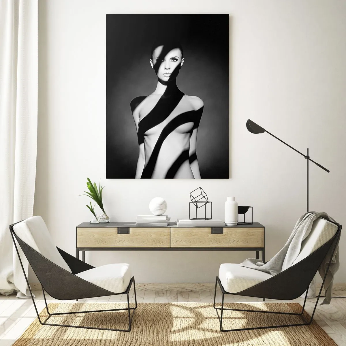Cuadro sobre vidrio - Impresiones sobre Vidrio - Retrato en blanco y negro de una mujer en luz y sombra. - 80x120cm - En la luz y en la sombra - Decoración de pared moderna para salón y dormitorio ARTTOR