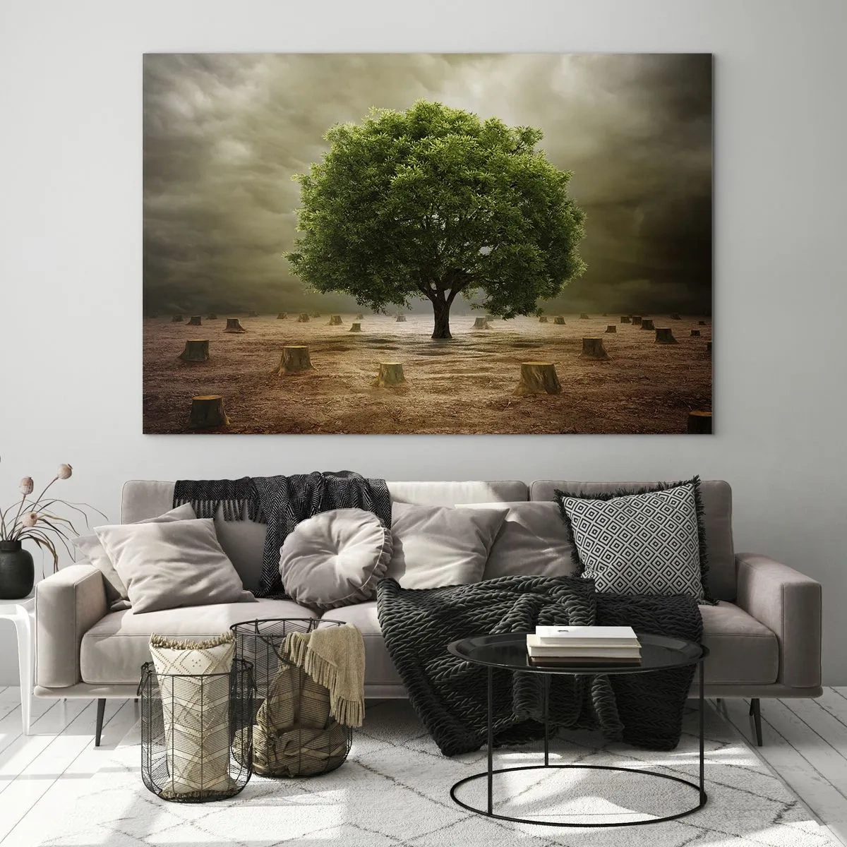 Cuadro sobre vidrio - Impresiones sobre Vidrio - Un árbol verde rodeado de troncos contra un cielo sombrío. - 120x80cm - La esperanza - Decoración de pared moderna para salón y dormitorio ARTTOR