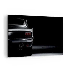 Cuadro sobre lienzo - Impresión de Imagen - Una imagen en blanco y negro de la parte trasera de un coche clásico sobre un fondo oscuro. - 120x80cm - El encanto de los clásicos - Decoración de pared moderna para salón y dormitorio ARTTOR