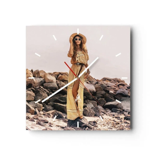 Reloj de pared - Reloj de vidrio - Una mujer con estilo boho sobre un fondo de playa rocosa. - 30x30cm - La magia de las piedras - Decoración de pared moderna para salón y dormitorio ARTTOR