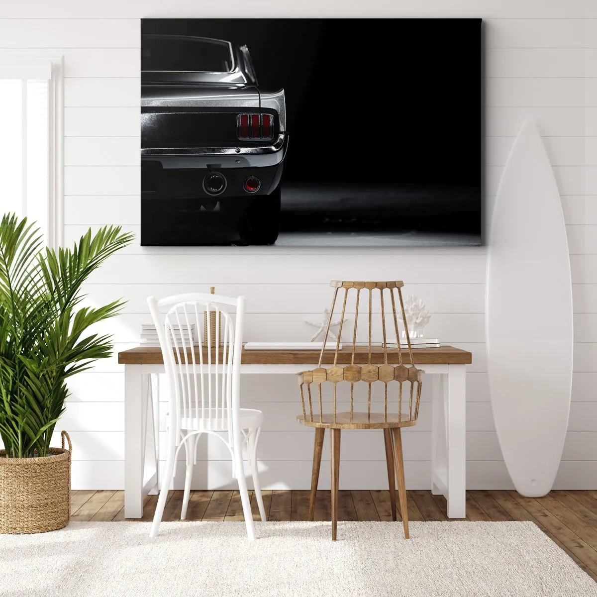 Cuadro sobre lienzo - Impresión de Imagen - Una imagen en blanco y negro de la parte trasera de un coche clásico sobre un fondo oscuro. - 100x70cm - El encanto de los clásicos - Decoración de pared moderna para salón y dormitorio ARTTOR