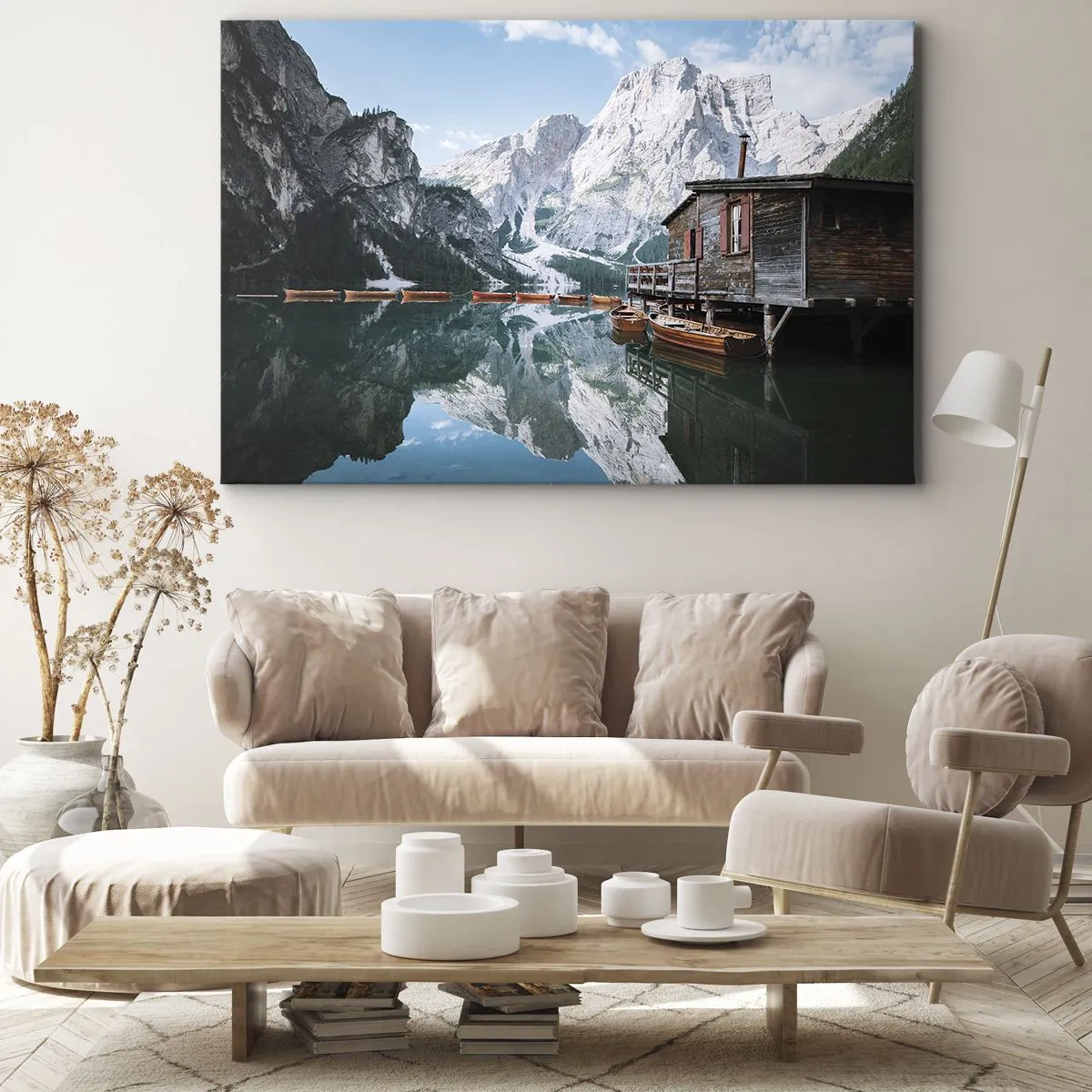 Cuadro sobre lienzo - Impresión de Imagen - Una cabaña de madera junto a un tranquilo lago de montaña. - 70x50cm - Una mañana cristalina de montaña - Decoración de pared moderna para salón y dormitorio ARTTOR