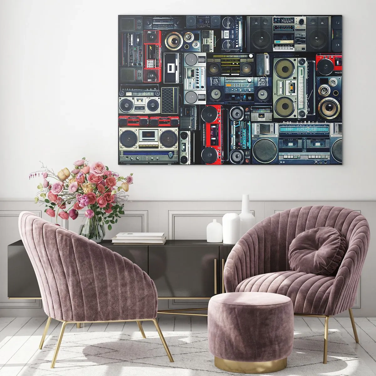 Cuadro sobre vidrio - Impresiones sobre Vidrio - Un collage de radios retro y grabadoras sobre un fondo oscuro. - 70x50cm - Nostalgia de los 80. - Decoración de pared moderna para salón y dormitorio ARTTOR