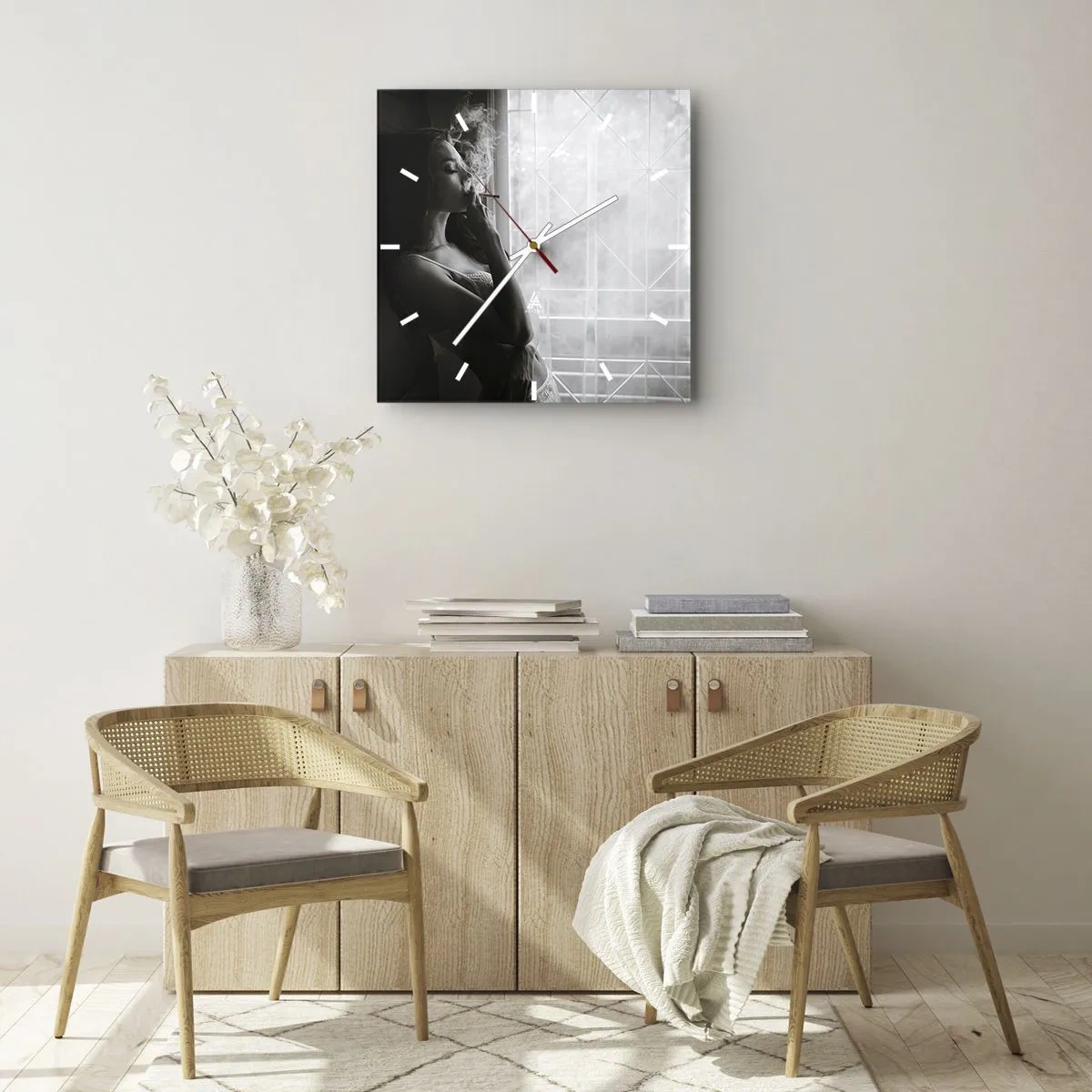 Reloj de pared - Reloj de vidrio - Una mujer en una pose sensual en una fotografía en blanco y negro. - 30x30cm - Un momento sensual - Decoración de pared moderna para salón y dormitorio ARTTOR