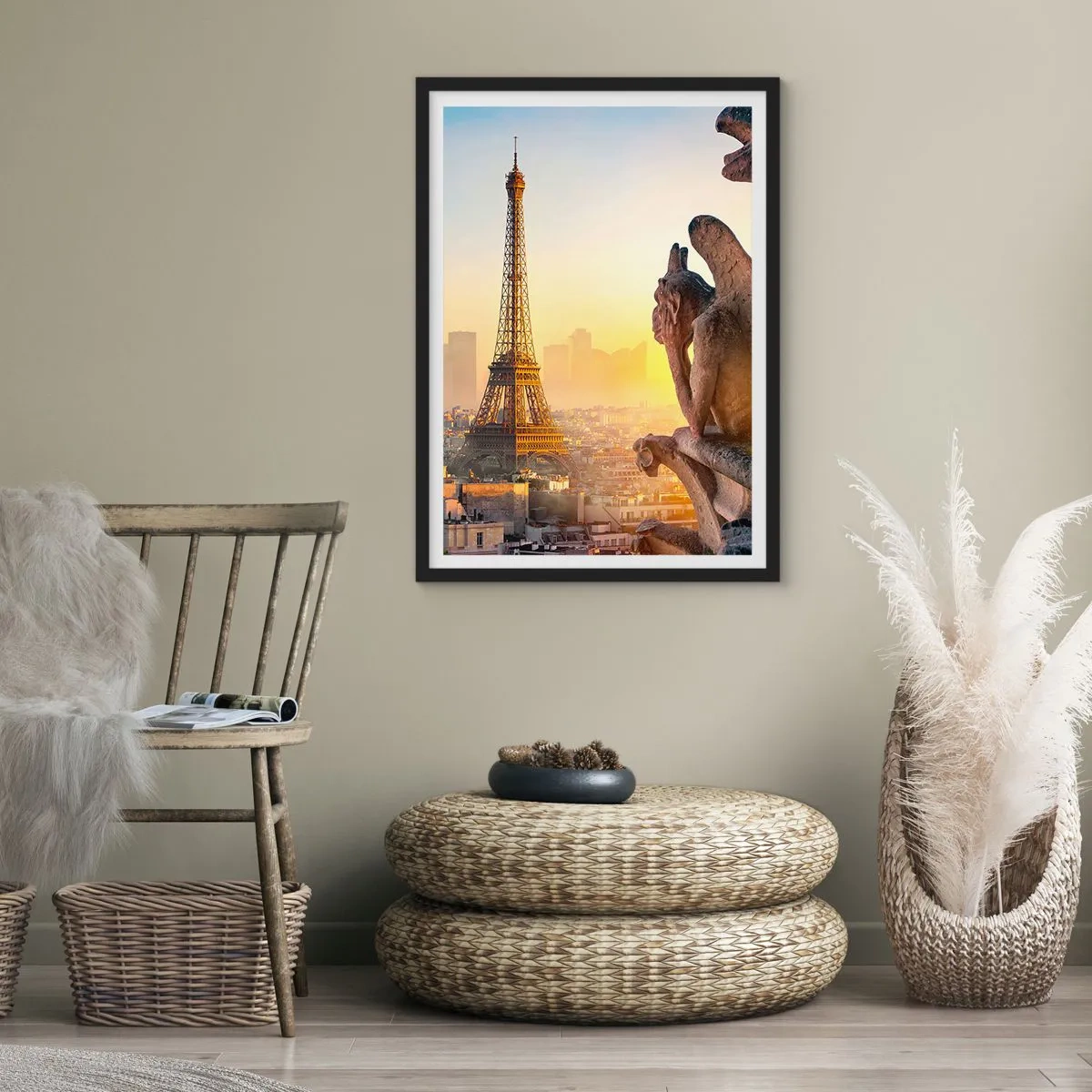 Póster en marco negro - Una vista de la Torre Eiffel al amanecer con una perspectiva de las gárgolas de piedra. - 50x70cm - Ha cambiado tanto la ciudad... - Decoración de pared moderna para salón y dormitorio ARTTOR