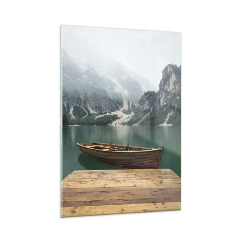 Cuadro sobre vidrio - Impresiones sobre Vidrio - Un barco en los muelles de un lago en un paisaje montañoso con niebla. - 50x70cm - Paisaje inolvidable - Decoración de pared moderna para salón y dormitorio ARTTOR