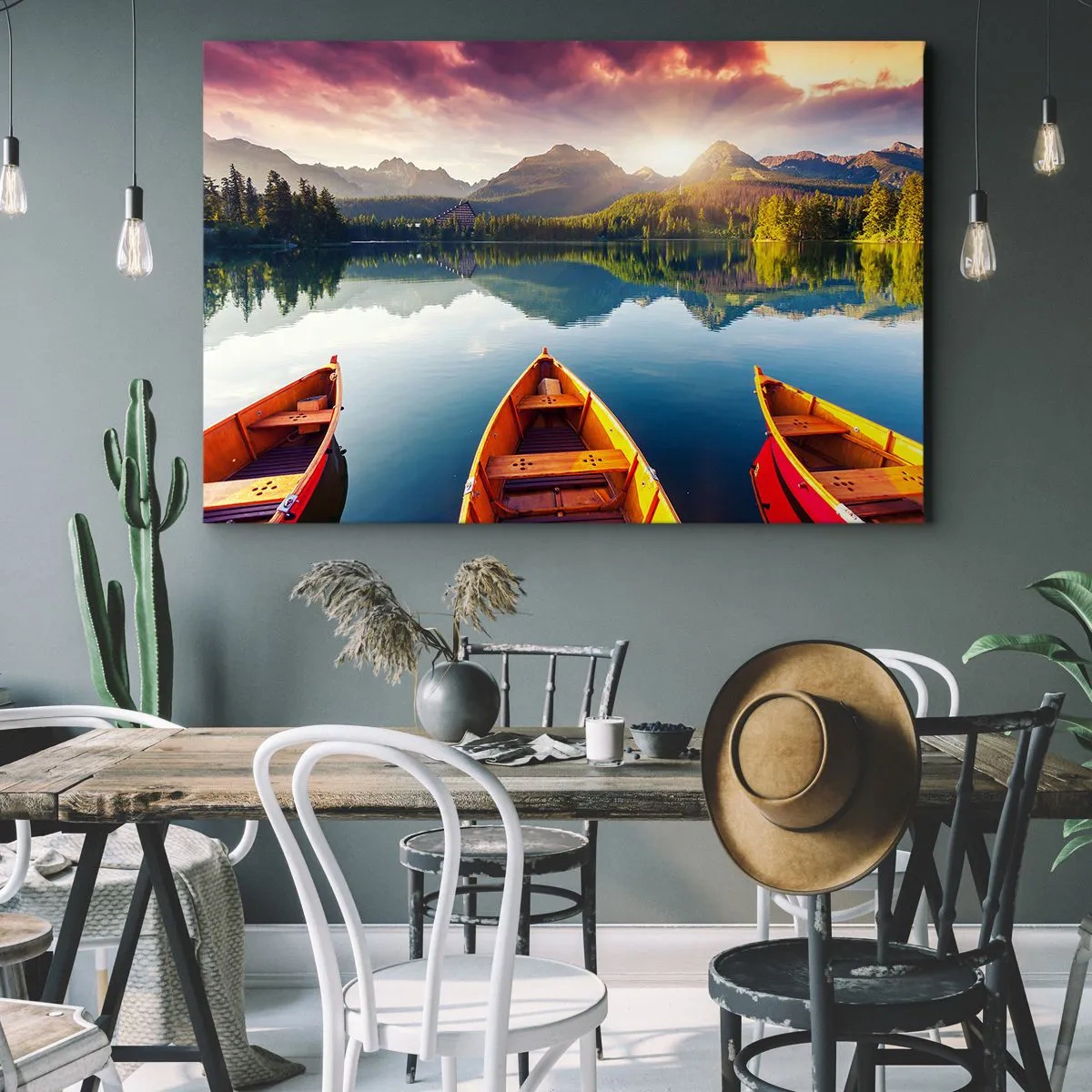 Cuadro sobre lienzo - Impresión de Imagen - Tres barcos de madera con el telón de fondo de un lago de montaña al atardecer - 70x50cm - Frente a la naturaleza - Decoración de pared moderna para salón y dormitorio ARTTOR