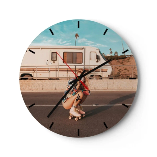 Reloj de pared - Reloj de vidrio - Una niña patinando frente a una caravana en un día soleado. - 30x30cm - ¡Sonrían, por favor! - Decoración de pared moderna para salón, cocina y dormitorio ARTTOR