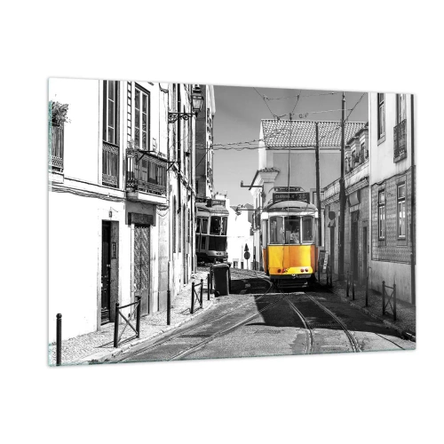 Cuadro sobre vidrio - Impresiones sobre Vidrio - Un tranvía amarillo en una calle blanca y negra de una ciudad europea. - 120x80cm - Espíritu de Lisboa - Decoración de pared moderna para salón y dormitorio ARTTOR