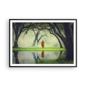 Póster en marco negro - Un monje con una túnica naranja en un bosque con un fondo brumoso y reflejo en el agua. - 100x70cm - En el camino de la iluminación - Decoración de pared moderna para salón y dormitorio ARTTOR