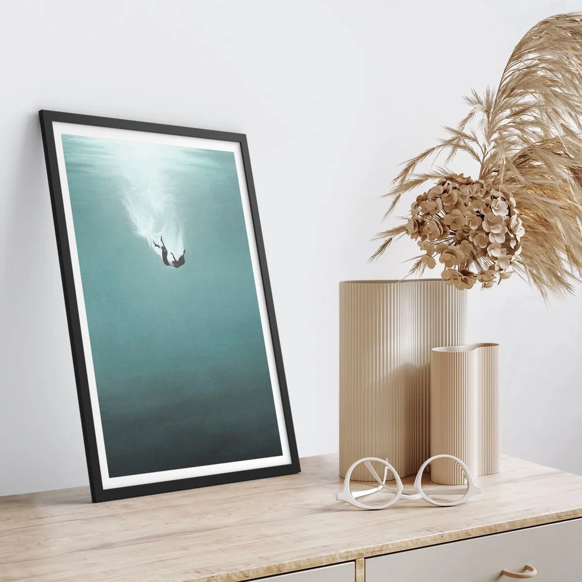 Póster en marco negro - Silueta de un hombre cayendo a las profundidades del agua. - 50x70cm - En el abrazo del océano - Decoración de pared moderna para salón y dormitorio ARTTOR