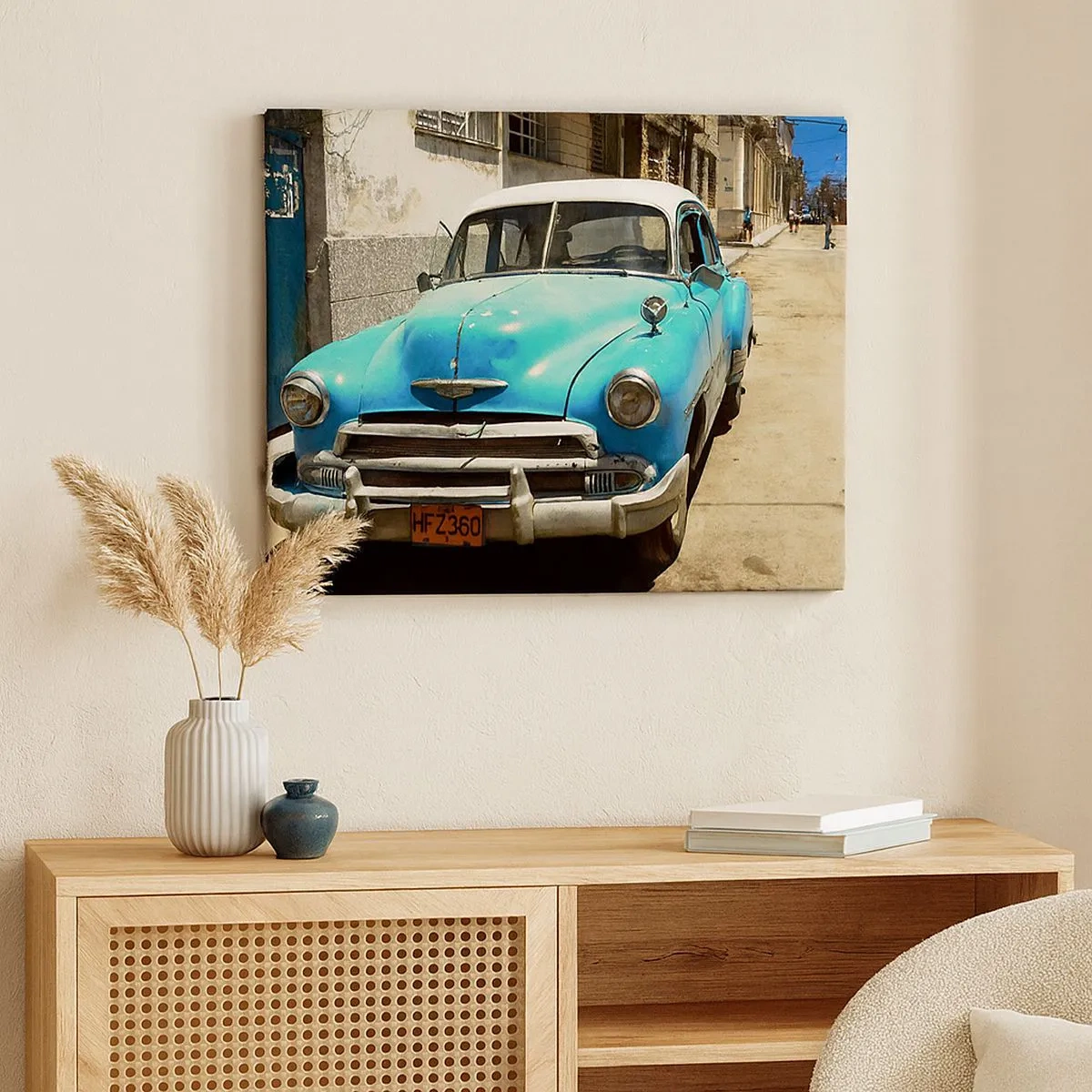 Cuadro sobre lienzo - Impresión de Imagen - Un coche clásico azul en la calle en un día soleado. - 70x50cm - ¡Viva Cuba! - Decoración de pared moderna para salón y dormitorio ARTTOR