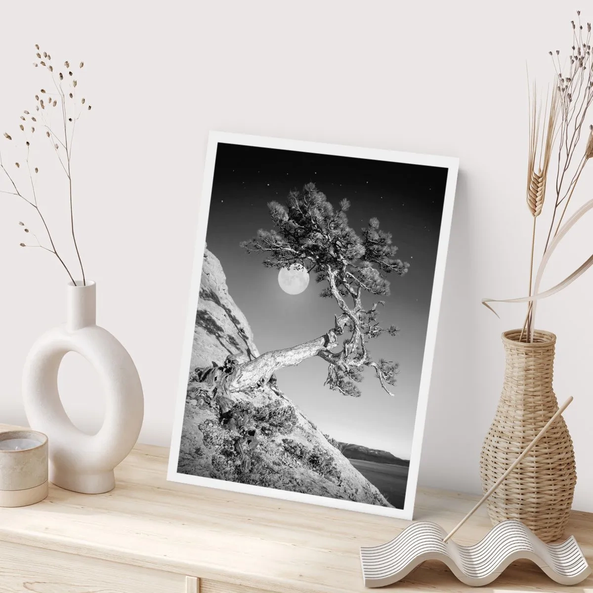 Póster - Un árbol solitario en una colina con una luna llena al fondo, un paisaje nocturno. - 50x70cm - Un guerrero victorioso - Decoración de pared moderna para salón y dormitorio ARTTOR