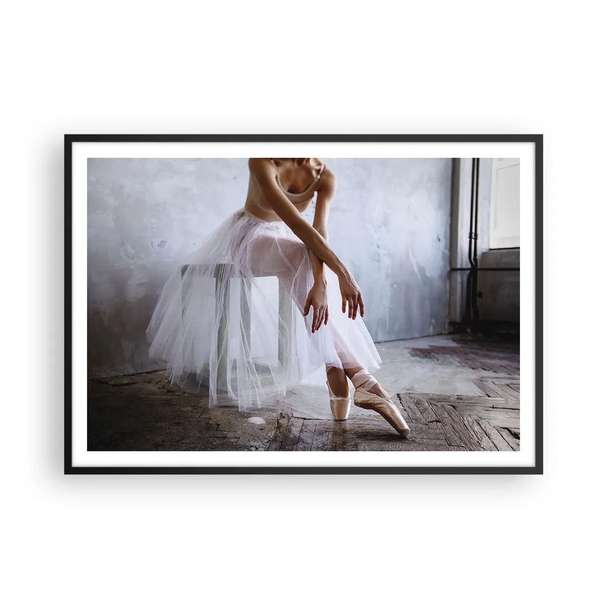 Póster en marco negro - Una bailarina en una pose delicada sobre un fondo industrial. - 100x70cm - Antes de que brillen las luces del escenario - Decoración de pared moderna para salón y dormitorio ARTTOR