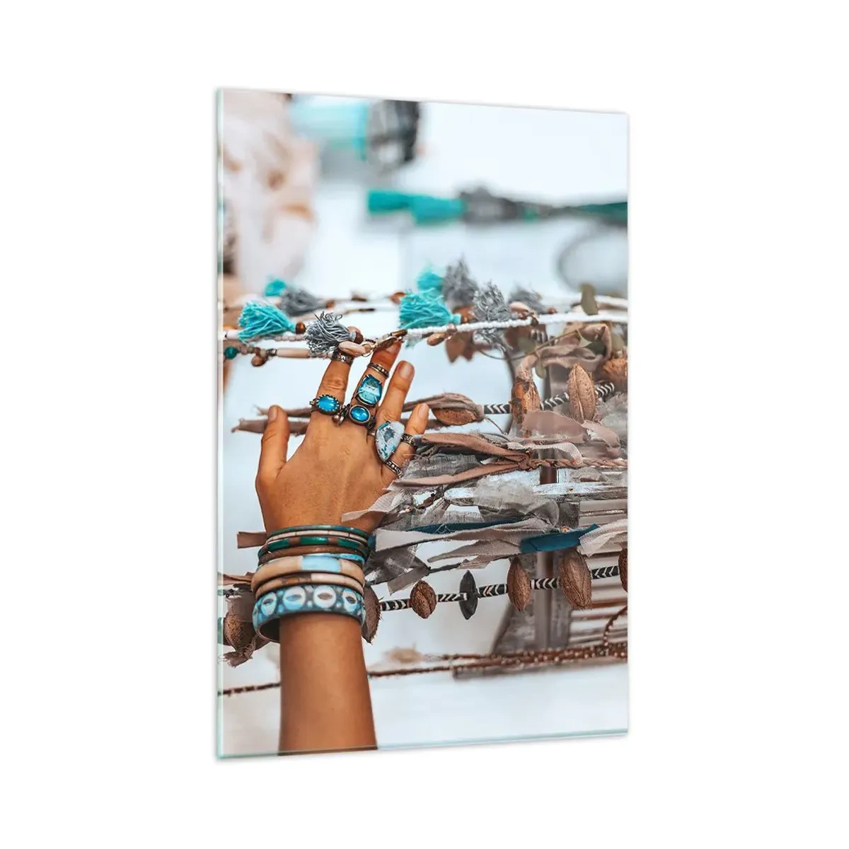 Cuadro sobre vidrio - Impresiones sobre Vidrio - Una mano adornada con joyas boho con decoraciones en el fondo. - 80x120cm - Tesoros locales - Decoración de pared moderna para salón y dormitorio ARTTOR