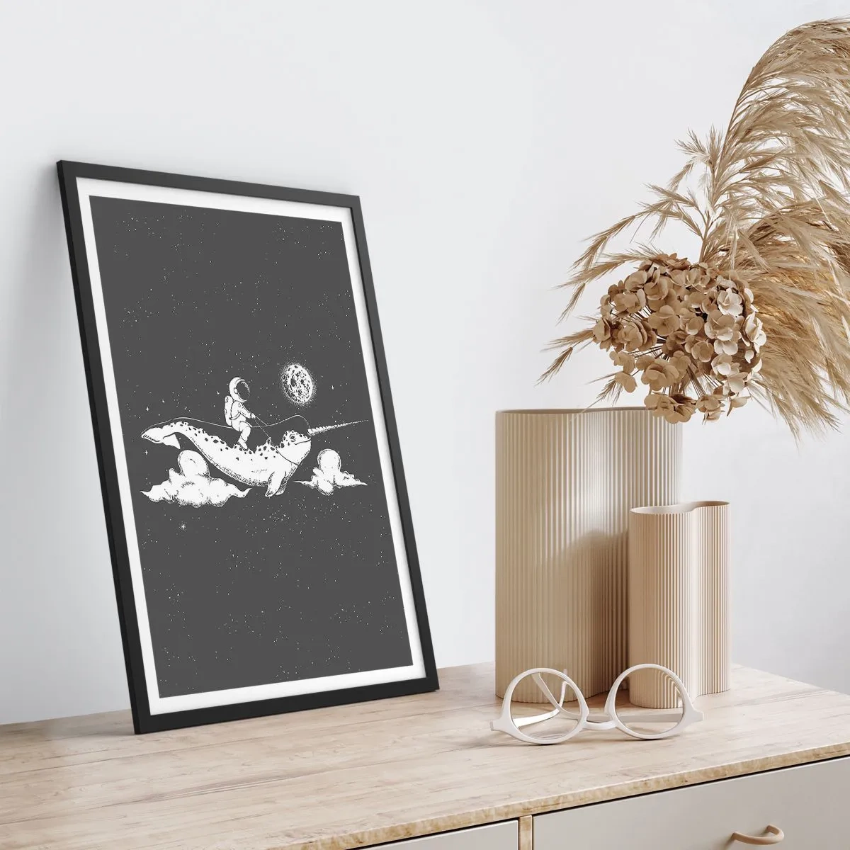 Póster en marco negro - Astronauta en el lomo de un narval en el espacio - 50x70cm - Jinete espacial - Decoración de pared moderna para salón y dormitorio ARTTOR