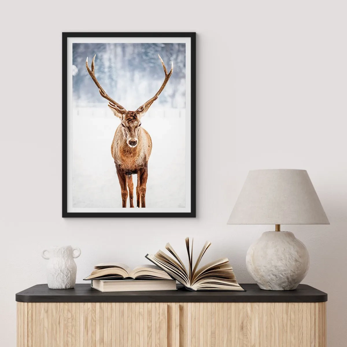 Póster en marco negro - Un ciervo majestuoso con el telón de fondo de un paisaje invernal. - 50x70cm - Directamente desde la niebla de nieve - Decoración de pared moderna para salón y dormitorio ARTTOR