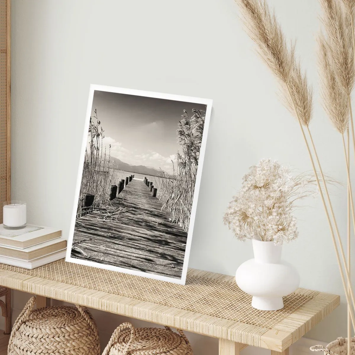Póster - Un puente de madera entre los juncos sobre un lago de tonos sepia. - 50x70cm - En la quietud de los juncos - Decoración de pared moderna para salón y dormitorio ARTTOR