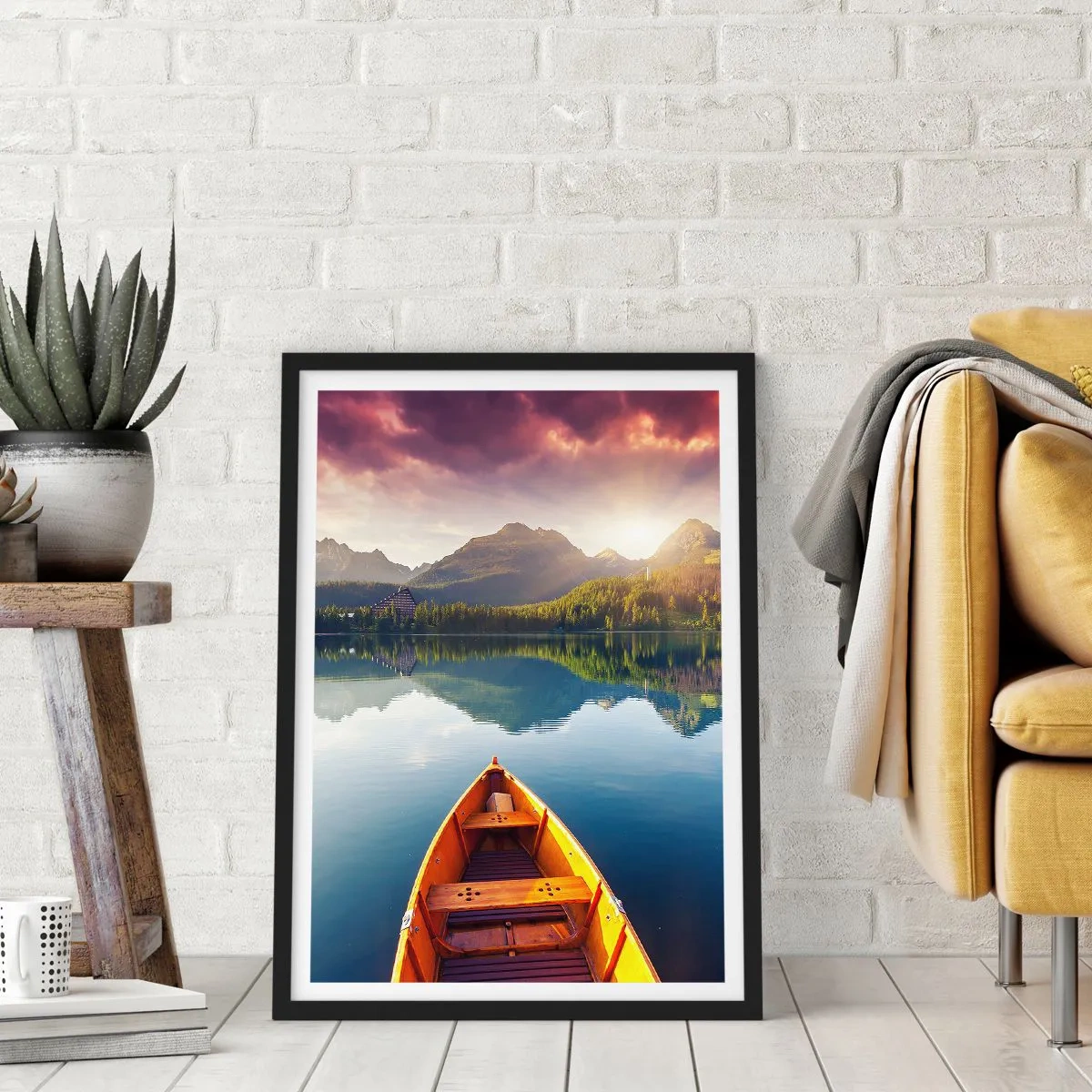Póster en marco negro - Un barco en un lago con vista a la montaña al atardecer. - 50x70cm - Frente a la naturaleza - Decoración de pared moderna para salón y dormitorio ARTTOR