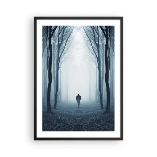 Póster en marco negro - Un hombre en un bosque brumoso, rodeado de árboles. - 50x70cm - Alto y claro - Decoración de pared moderna para salón y dormitorio ARTTOR