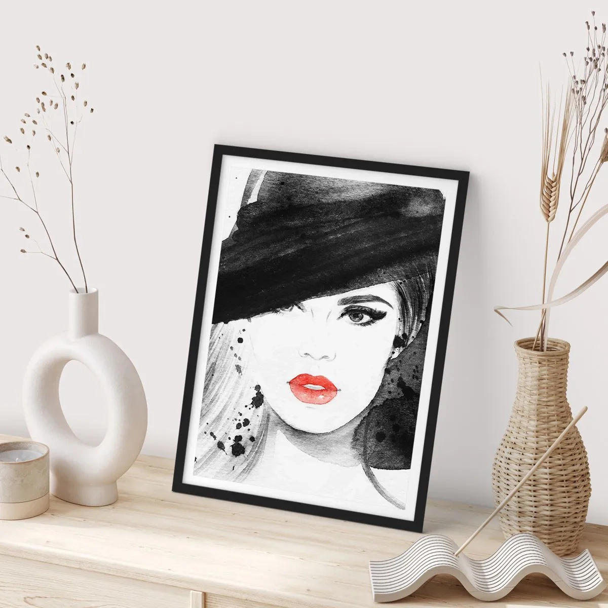 Póster en marco negro - Retrato de una mujer con sombrero y labios rojos - 50x70cm - Dama de negro - Decoración de pared moderna para salón y dormitorio ARTTOR