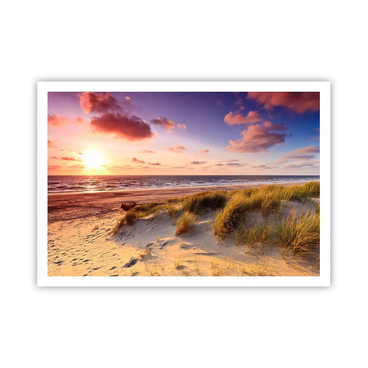 Póster - Una playa cubierta de hierba y una puesta de sol sobre un mar en calma. - 100x70cm - Se siente la brisa veraniega - Decoración de pared moderna para salón y dormitorio ARTTOR