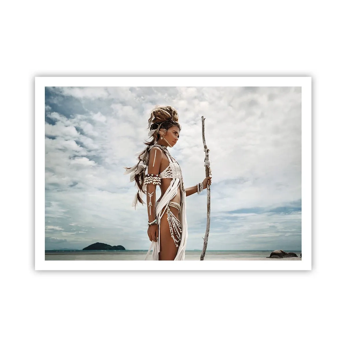 Póster - Mujer estilizada en la playa con adornos étnicos y un palo. - 100x70cm - Reina de los trópicos - Decoración de pared moderna para salón y dormitorio ARTTOR
