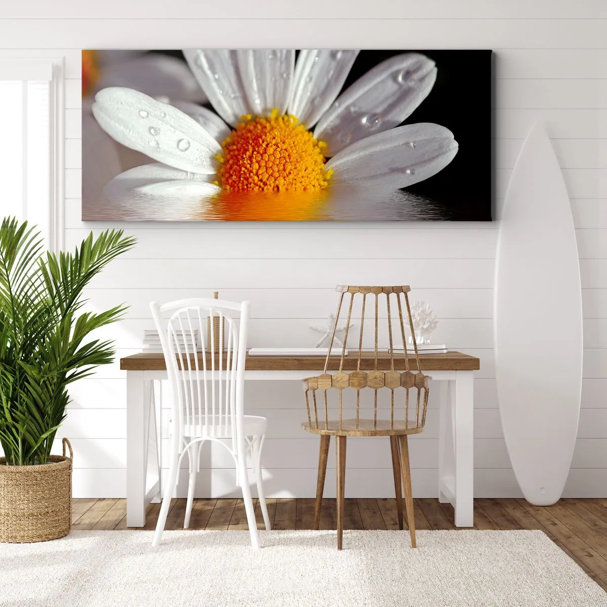 Cuadro sobre lienzo - Impresión de Imagen - Una margarita blanca con gotas de agua inmersas en un reflejo de agua. - 140x50cm - El sol naciente de una margarita - Decoración de pared moderna para salón y dormitorio ARTTOR