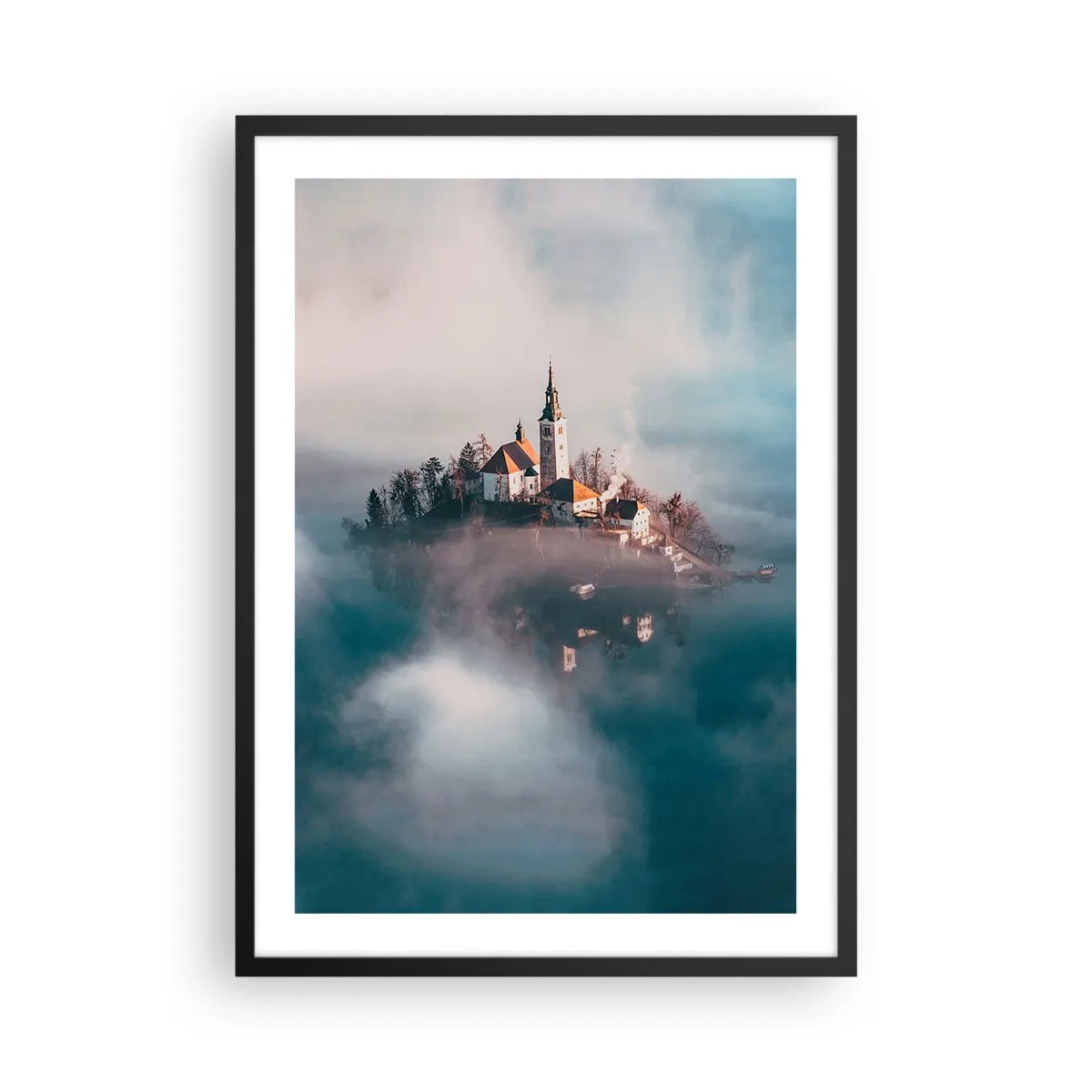 Póster en marco negro - Una iglesia en una isla rodeada de niebla y agua. - 50x70cm - Isla de los sueños - Decoración de pared moderna para salón y dormitorio ARTTOR