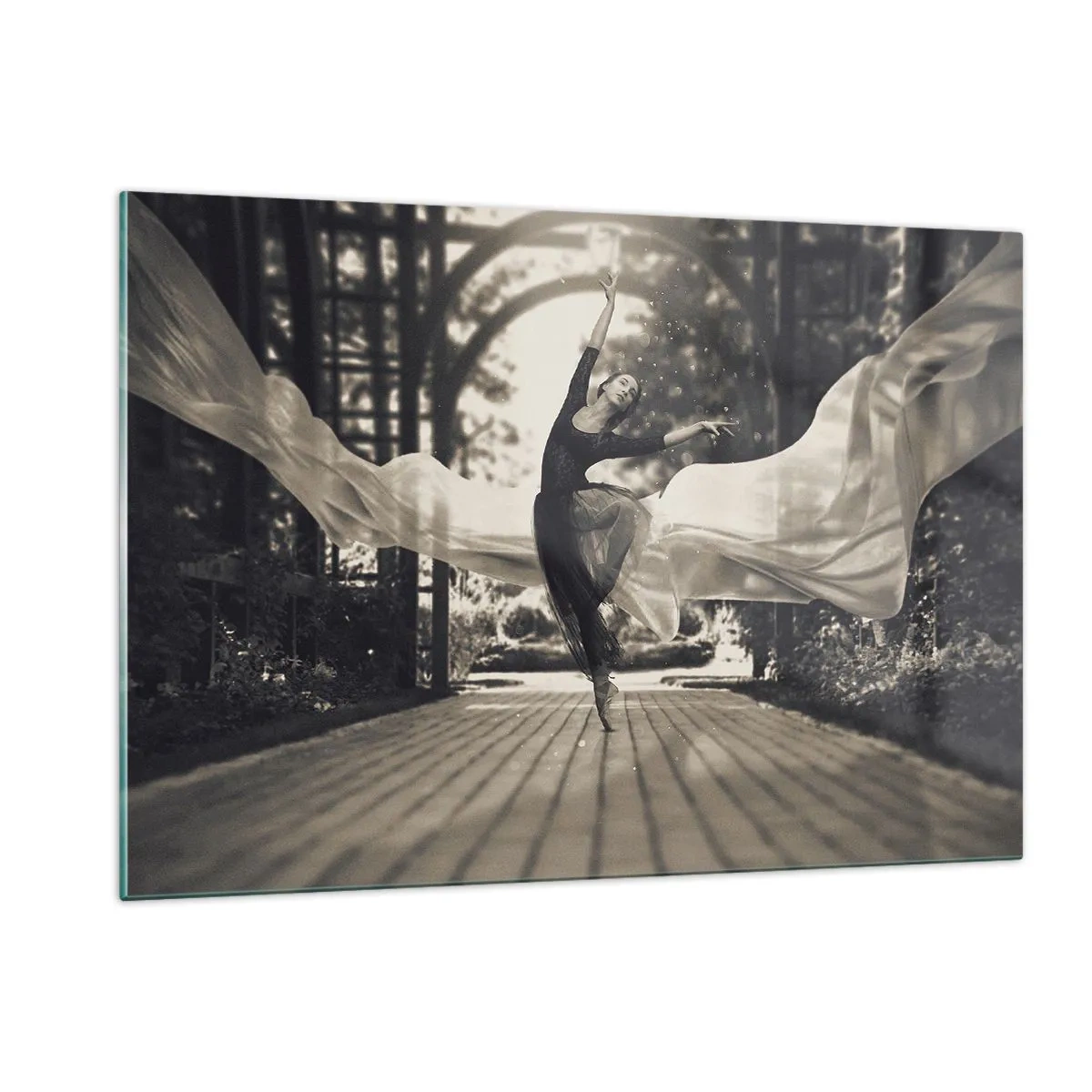 Cuadro sobre vidrio - Impresiones sobre Vidrio - Una bailarina en movimiento sobre un fondo de jardín en blanco y negro. - 120x80cm - Danza del espíritu del jardín - Decoración de pared moderna para salón y dormitorio ARTTOR