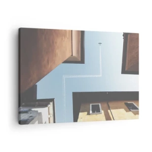Cuadro sobre lienzo - Impresión de Imagen - Vista del avión y su estela en el cielo desde una perspectiva callejera. - 70x50cm - Por encima del laberinto urbano - Decoración de pared moderna para salón y dormitorio ARTTOR