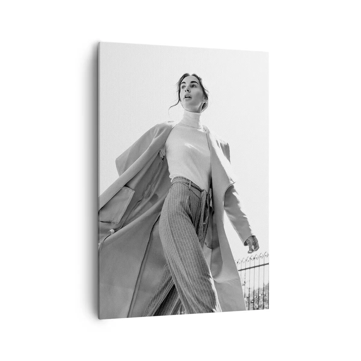 Cuadro sobre lienzo - Impresión de Imagen - Mujer elegante con abrigo frente a un fondo arquitectónico en blanco y negro - 70x100cm - ¿Vienes conmigo? - Decoración de pared moderna para salón y dormitorio ARTTOR