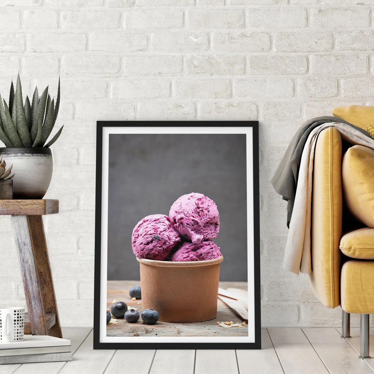 Póster en marco negro - Bolas de helado de arándanos en un vaso de papel - 50x70cm - Dulzura y frescor - Decoración de pared moderna para salón y dormitorio ARTTOR
