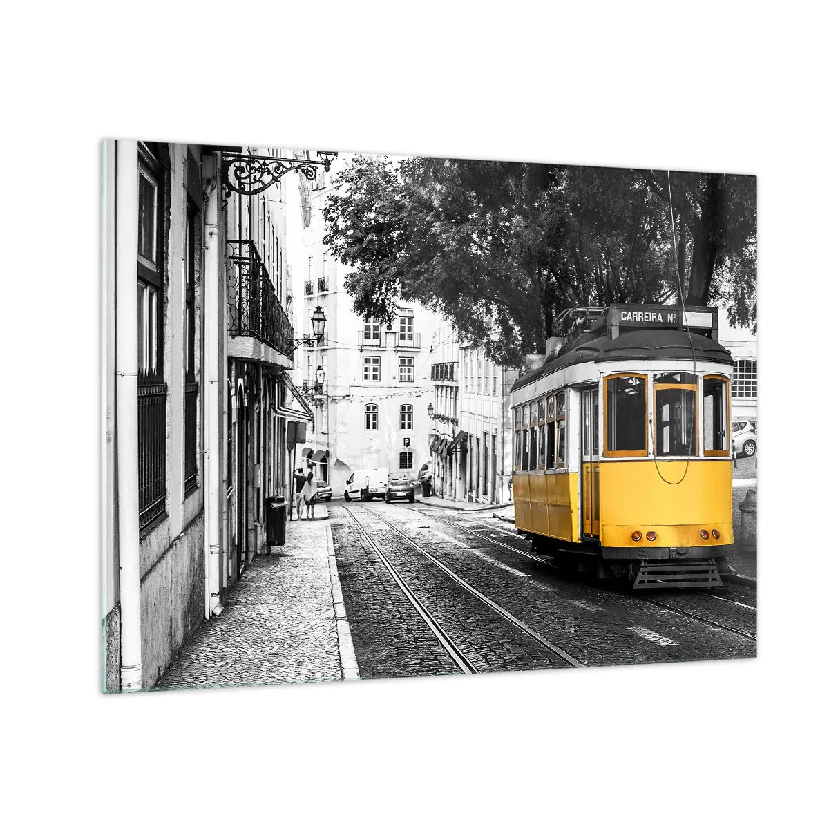 Cuadro sobre vidrio - Impresiones sobre Vidrio - Un tranvía amarillo con el telón de fondo de una calle en blanco y negro. - 70x50cm - Y un fado de fondo - Decoración de pared moderna para salón y dormitorio ARTTOR