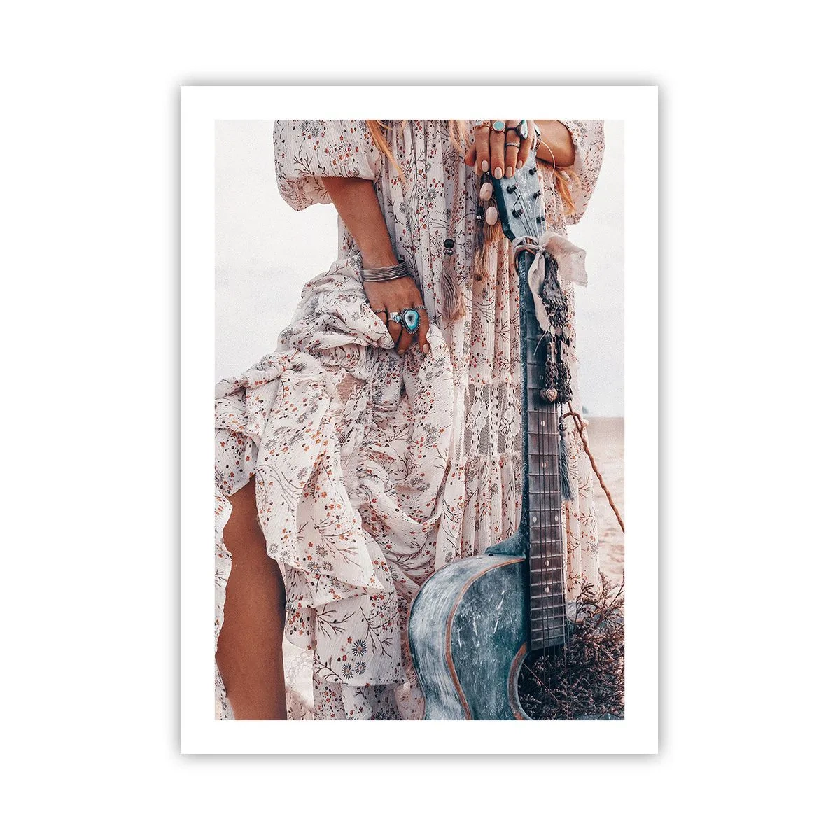 Póster - Un fragmento de un vestido con adornos y una guitarra estilo boho. - 50x70cm - Una flor en el camino - Decoración de pared moderna para salón y dormitorio ARTTOR
